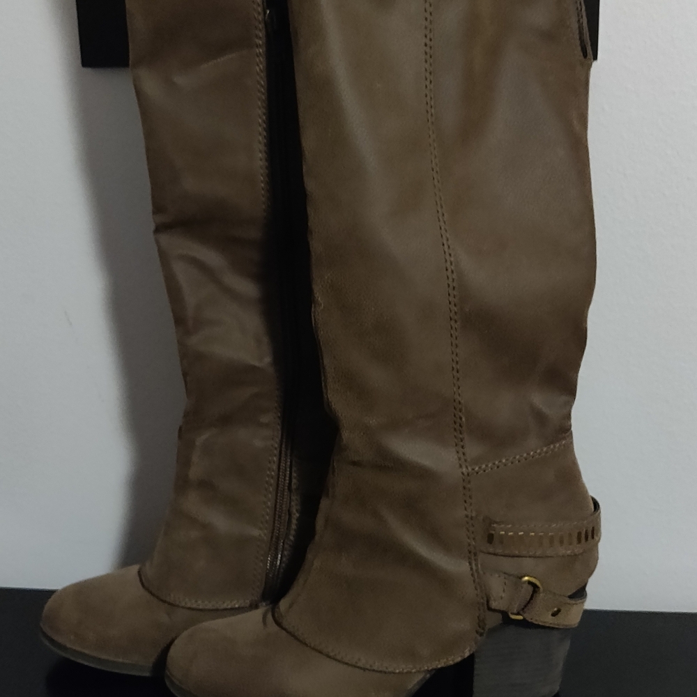 Boots - Picture 3 of 3